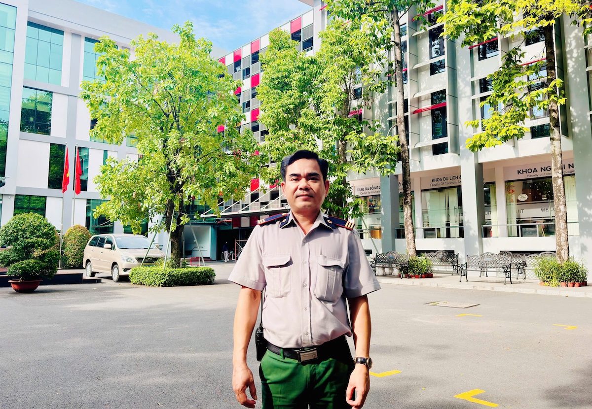 Bảo vệ "từ bỏ" số tiền gần 200 triệu, số tiền lớn so với thu nhập hàng tháng của mình để hỗ trợ cho sinh viên về Tết Nguyên đán