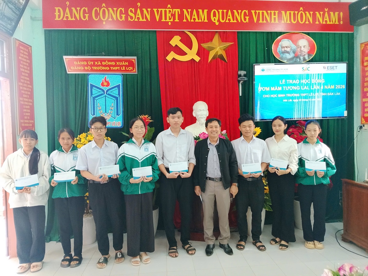 Giữa trận lũ dữ, cao hơn 4,5 mét, những suất học bổng này đã giữ lại giấc mơ đại học cho em
