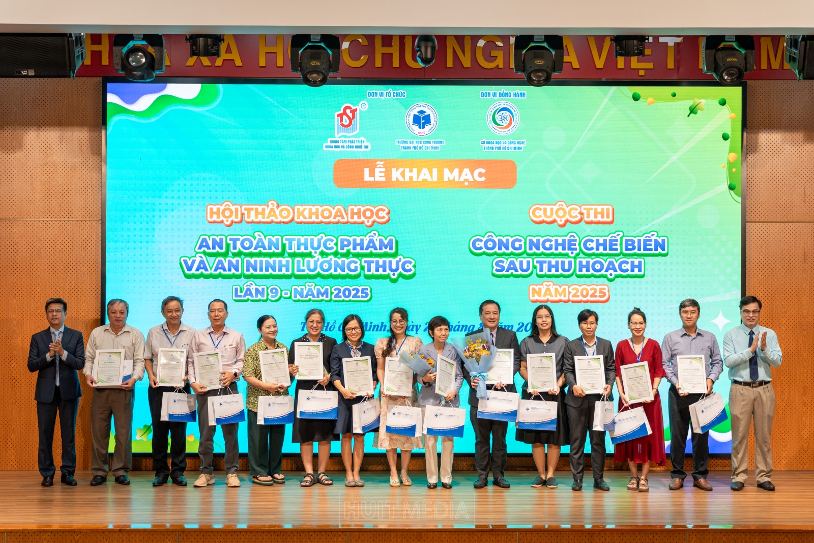 Hội thảo khoa học An toàn thực phẩm và An ninh lương thực lần 9 & Cuộc thi Công nghệ chế biến sau thu hoạch năm 2025 được tổ chức thành công tại Trường Đại học Công Thương Thành phố Hồ Chí Minh