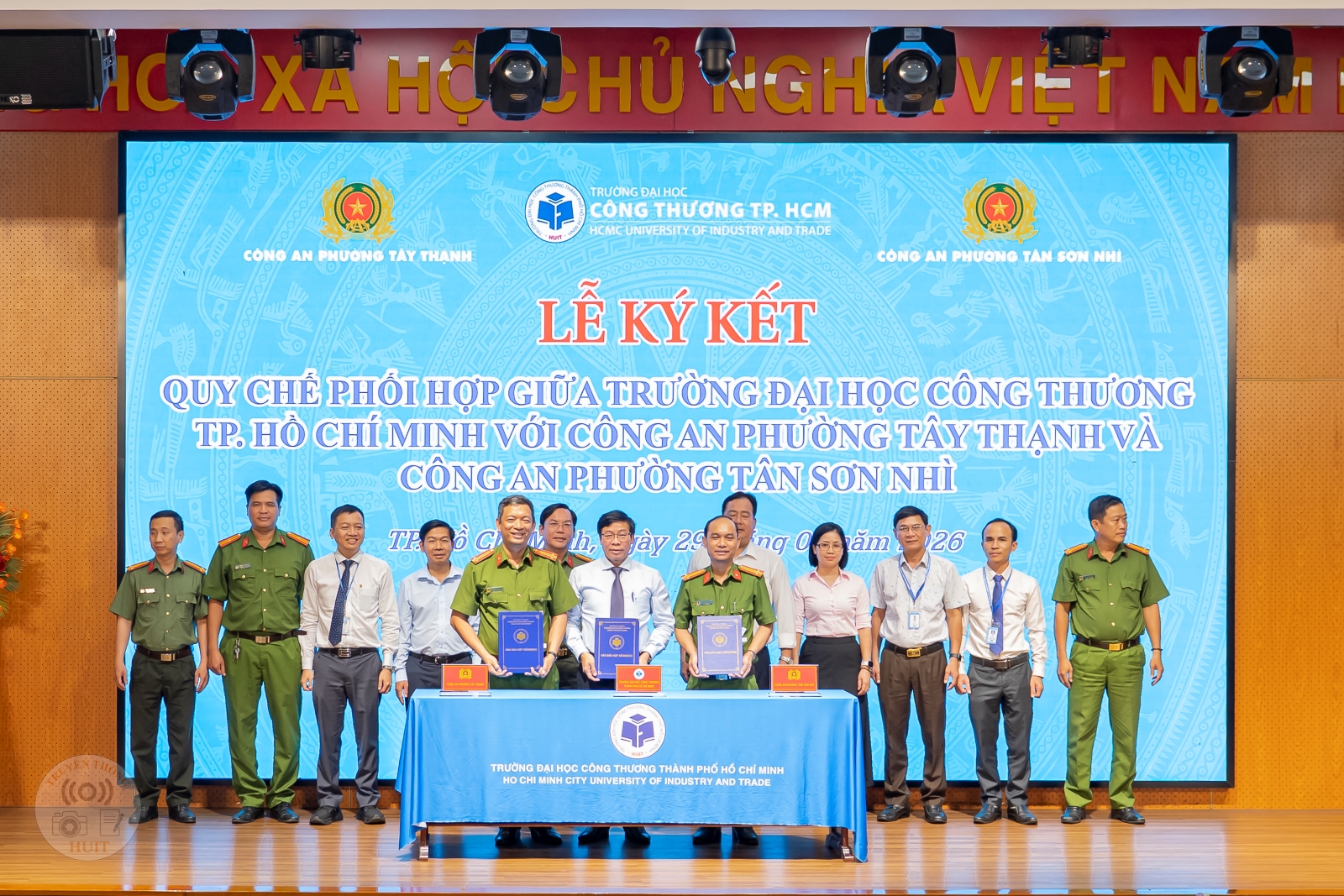 Ho Chi Minh City University of industry and trade signs security and public order cooperation agreement with the police of Tay Thanh and Tan Son Nhi wards