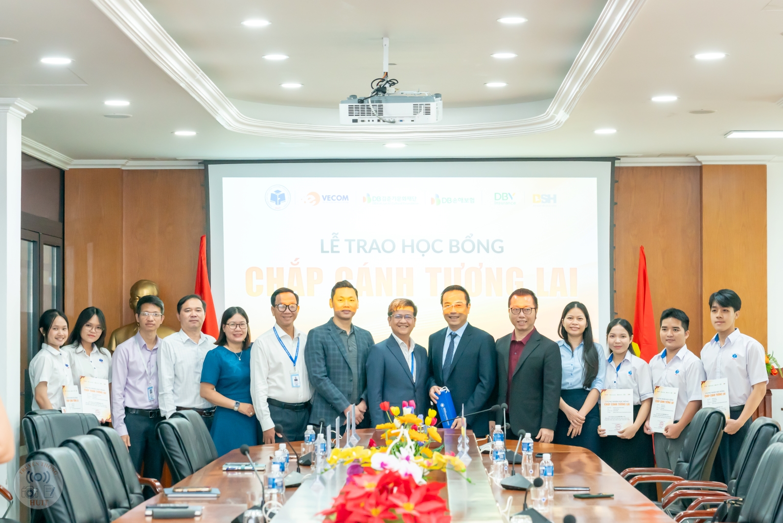 HUIT and the Vietnam E-Commerce Association Strengthen Cooperation and Award Scholarships to Support Students