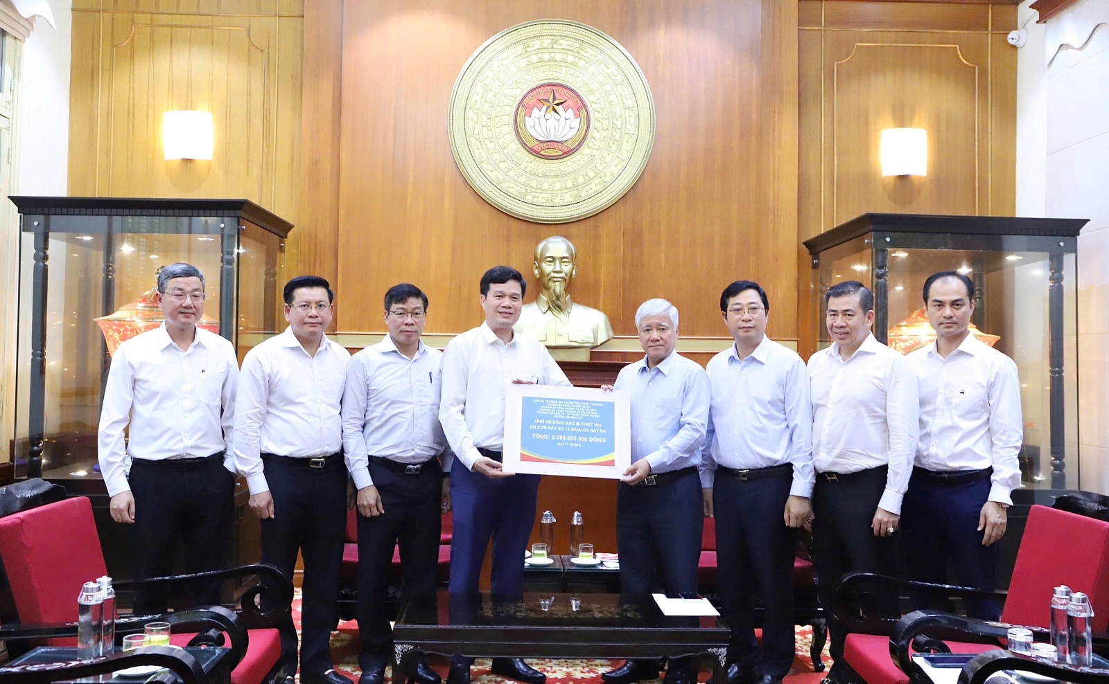 Ủng hộ 400 triệu đồng - Trường Đại học Công Thương TP.HCM hướng về người dân vùng lũ