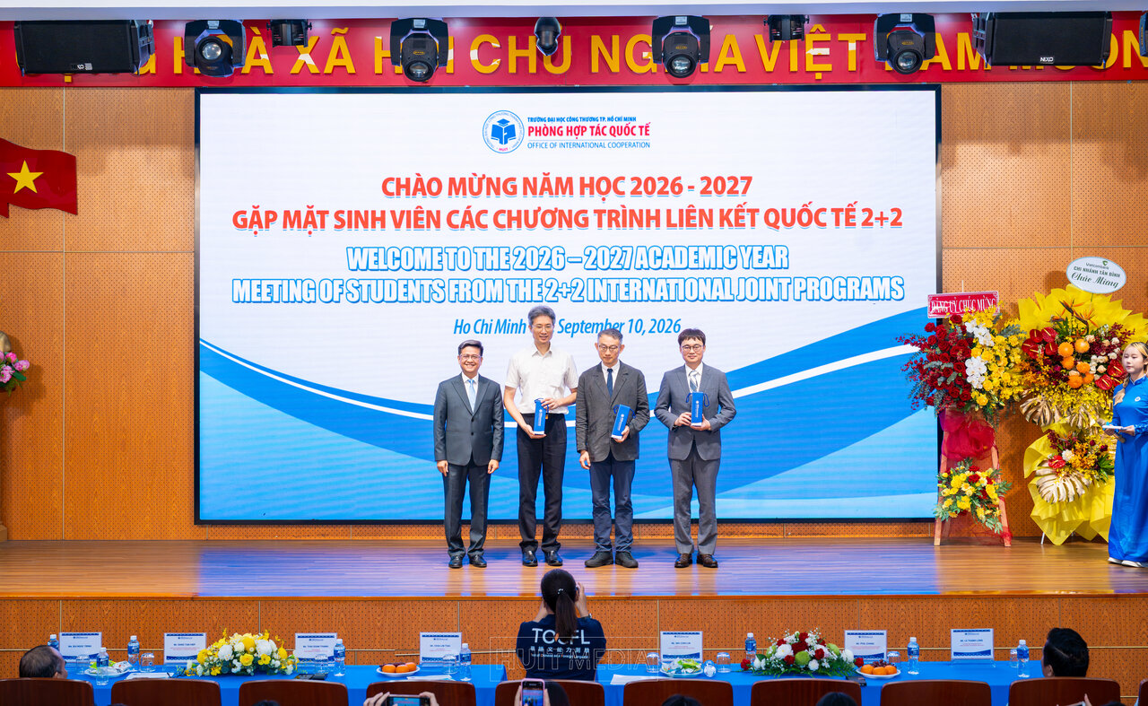 HUIT tổ chức Lễ khai giảng năm học 2026–2027 dành cho sinh viên các chương trình liên kết quốc tế 2+2
