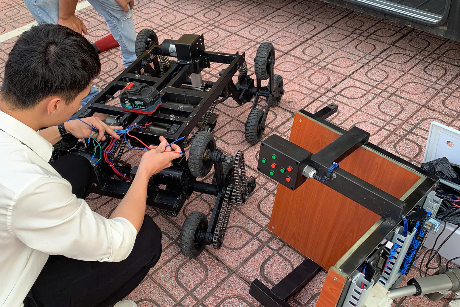 Thiết kế chế tạo xe lăn leo cầu thang: Đề tài có tính ứng dụng thực tế