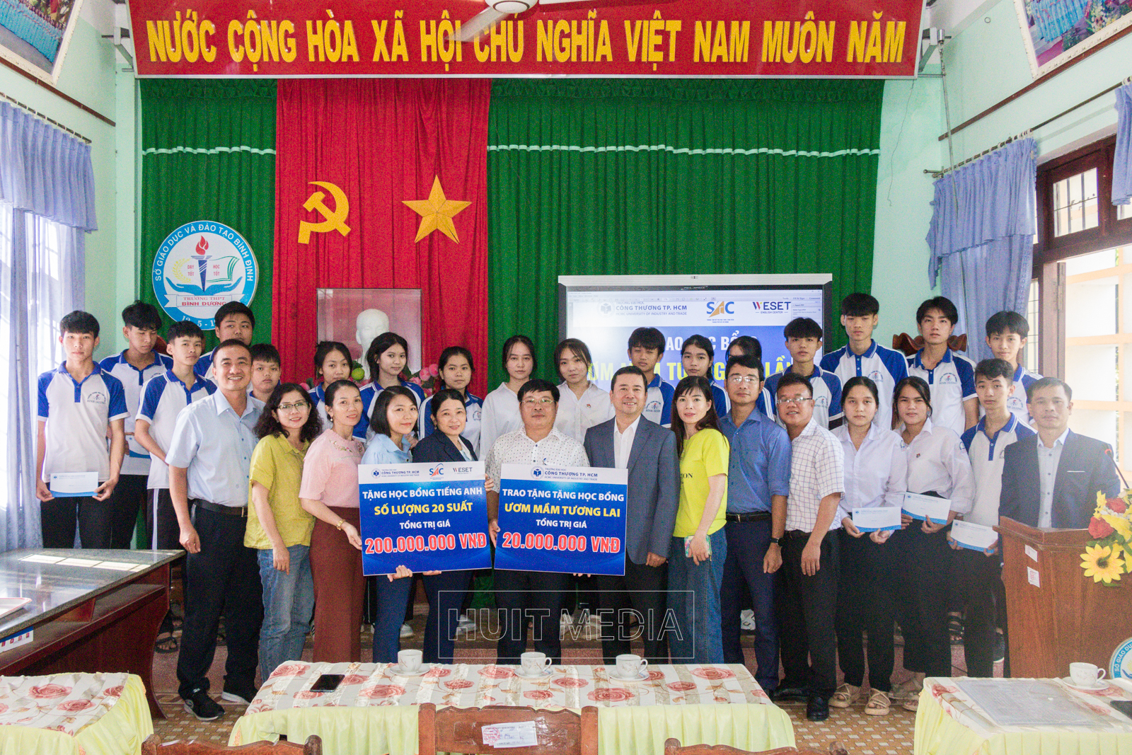 Hơn 1,1 tỷ đồng học bổng "Ươm mầm tương lai" được trao tặng đến học sinh có hoàn cảnh khó khăn