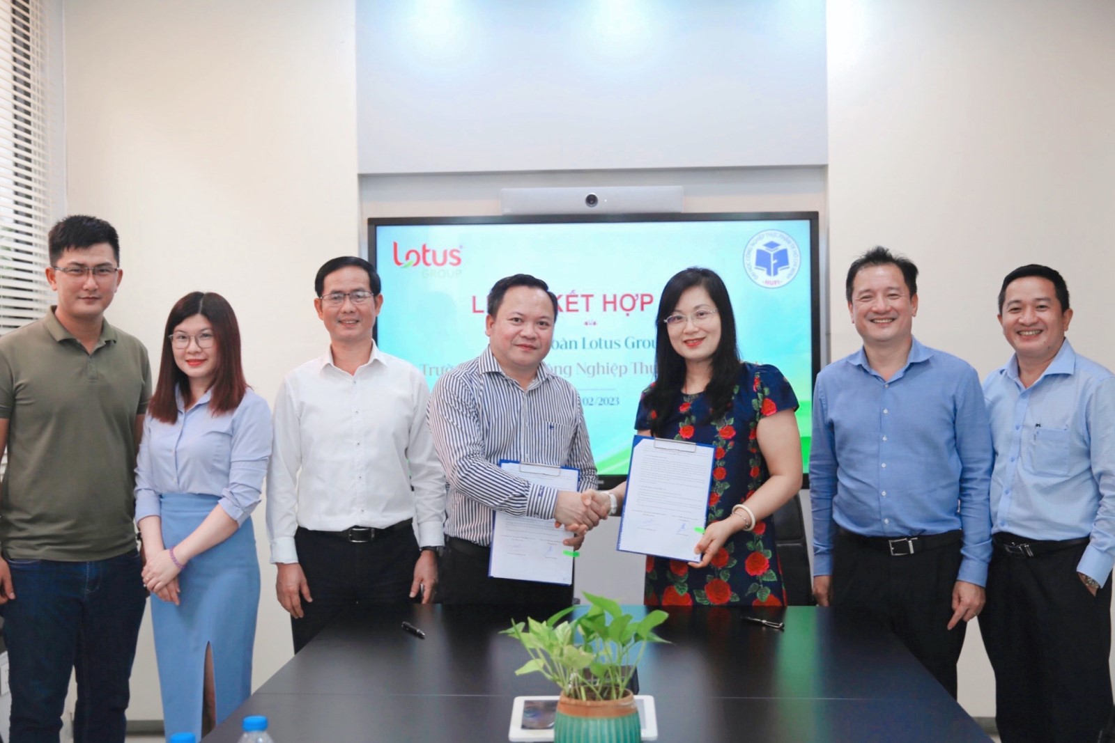 HUFI ký kết hợp tác với Tập đoàn Lotus Group về việc phát triển sản phẩm Cơm Ăn Liền