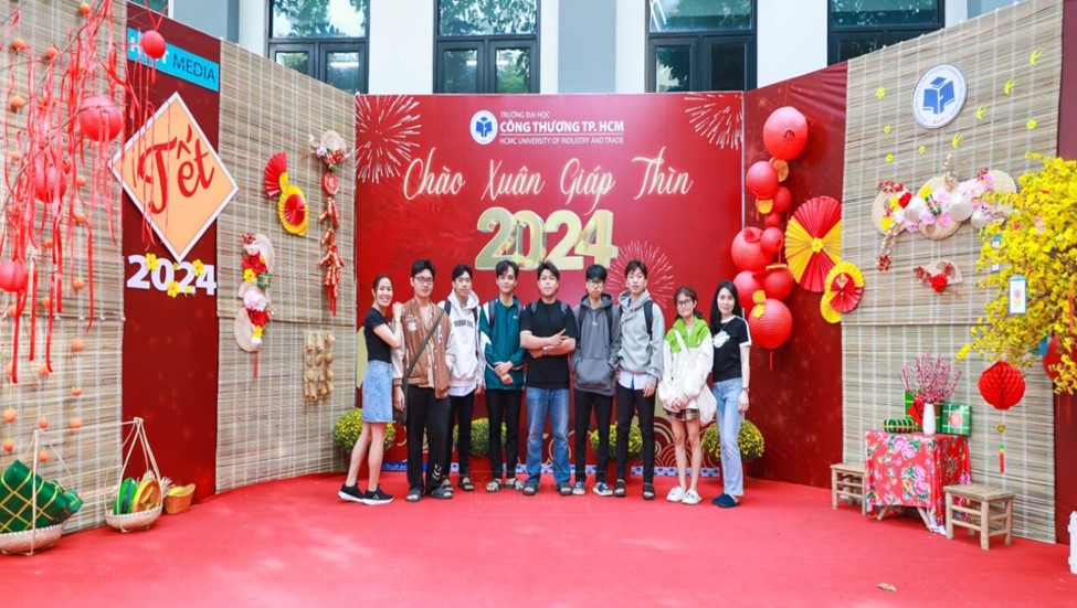 Sinh viên Đại học Công Thương TP.HCM thích thú check-in không gian tết