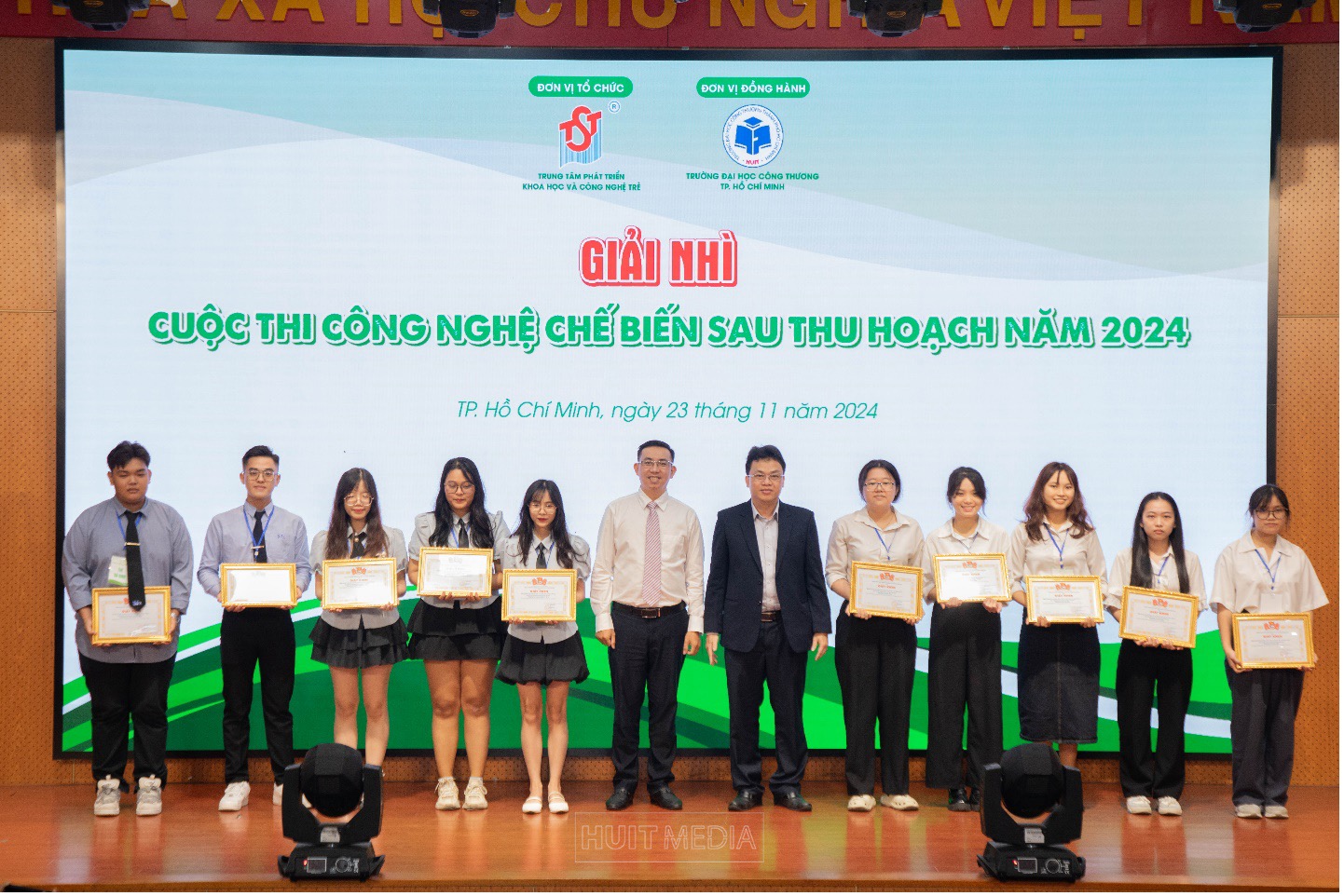 Ảnh có chứa trang phục, người, văn bản, trong nhàMô tả được tạo tự động