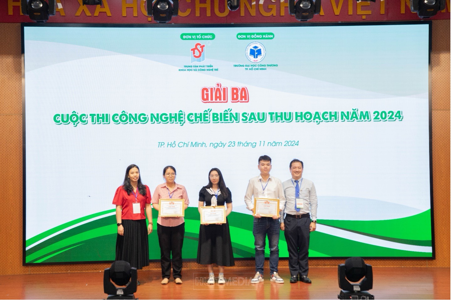 Ảnh có chứa văn bản, trang phục, người, giày dépMô tả được tạo tự động