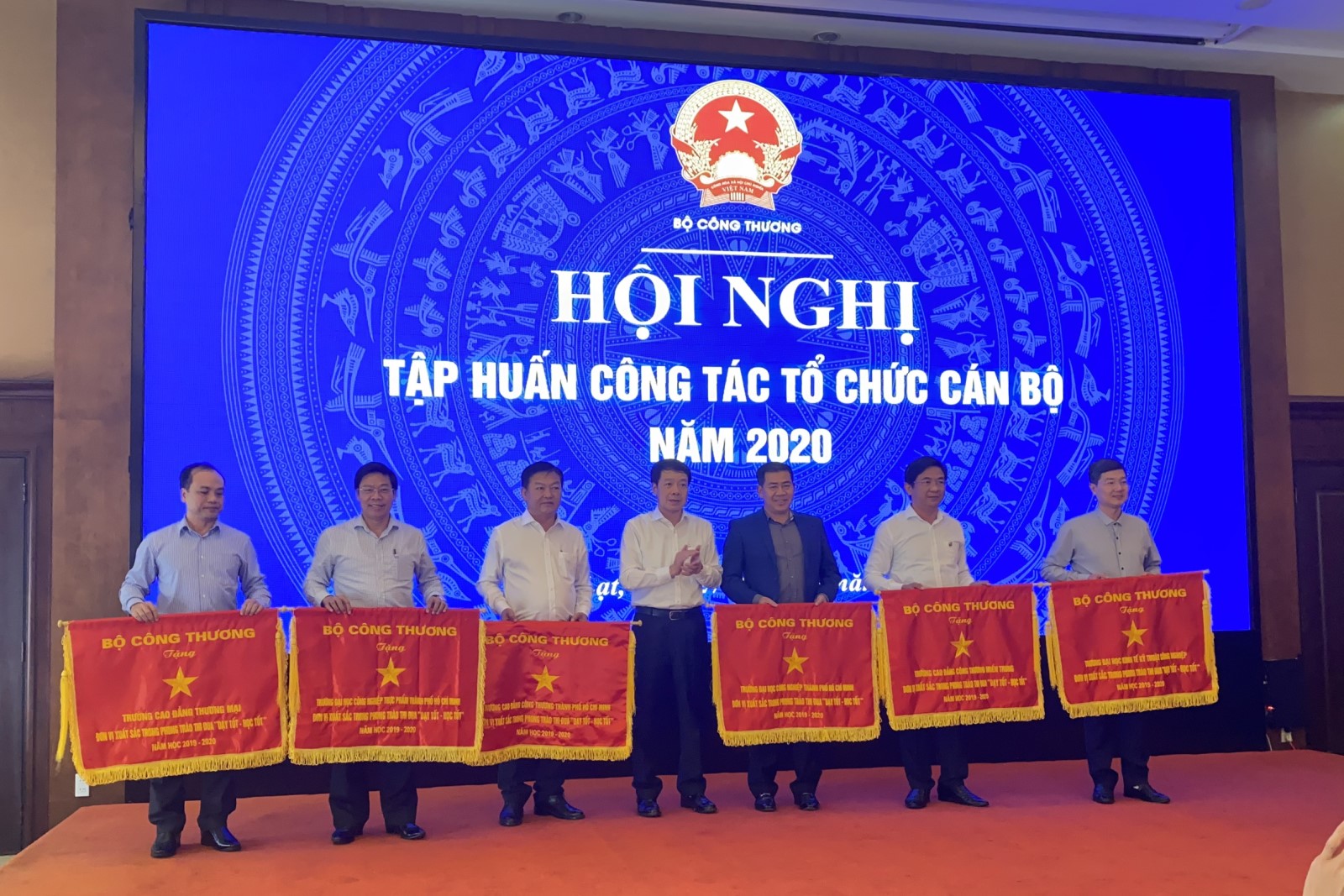 Trường ĐH Công nghiệp Thực phẩm TP.HCM vinh dự nhận danh hiệu Đơn vị xuất sắc trong phong trào thi đua “Dạy tốt – Học tốt” năm học 2019-2020