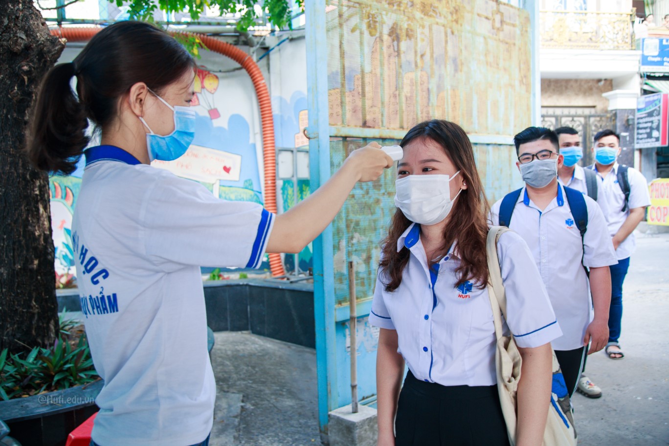 Sinh viên HUFI hào hứng quay lại trường sau hơn 3 tháng nghỉ học vì dịch COVID-19