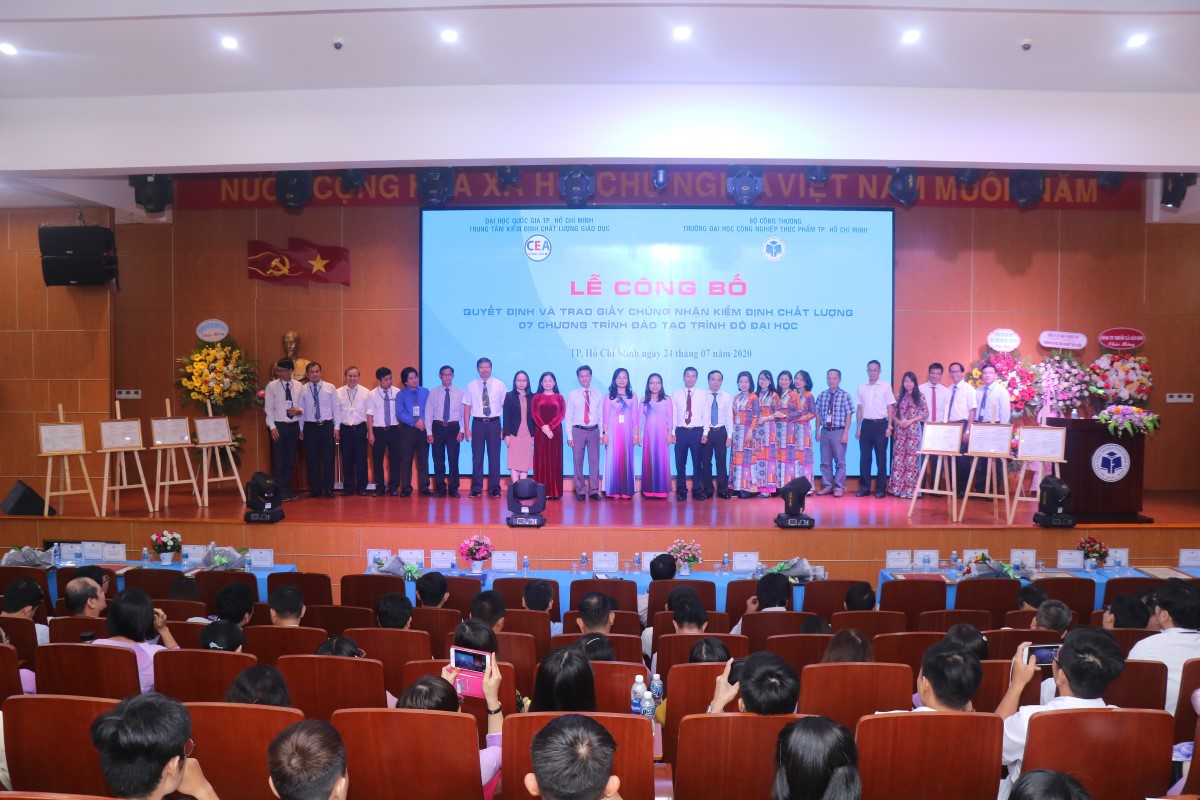 Trường Đại học Công nghiệp Thực phẩm TP.HCM: Công bố kết quả và trao giấy chứng nhận kiểm định chất lượng giáo dục cho 7 chương trình đào tạo trình độ đại học