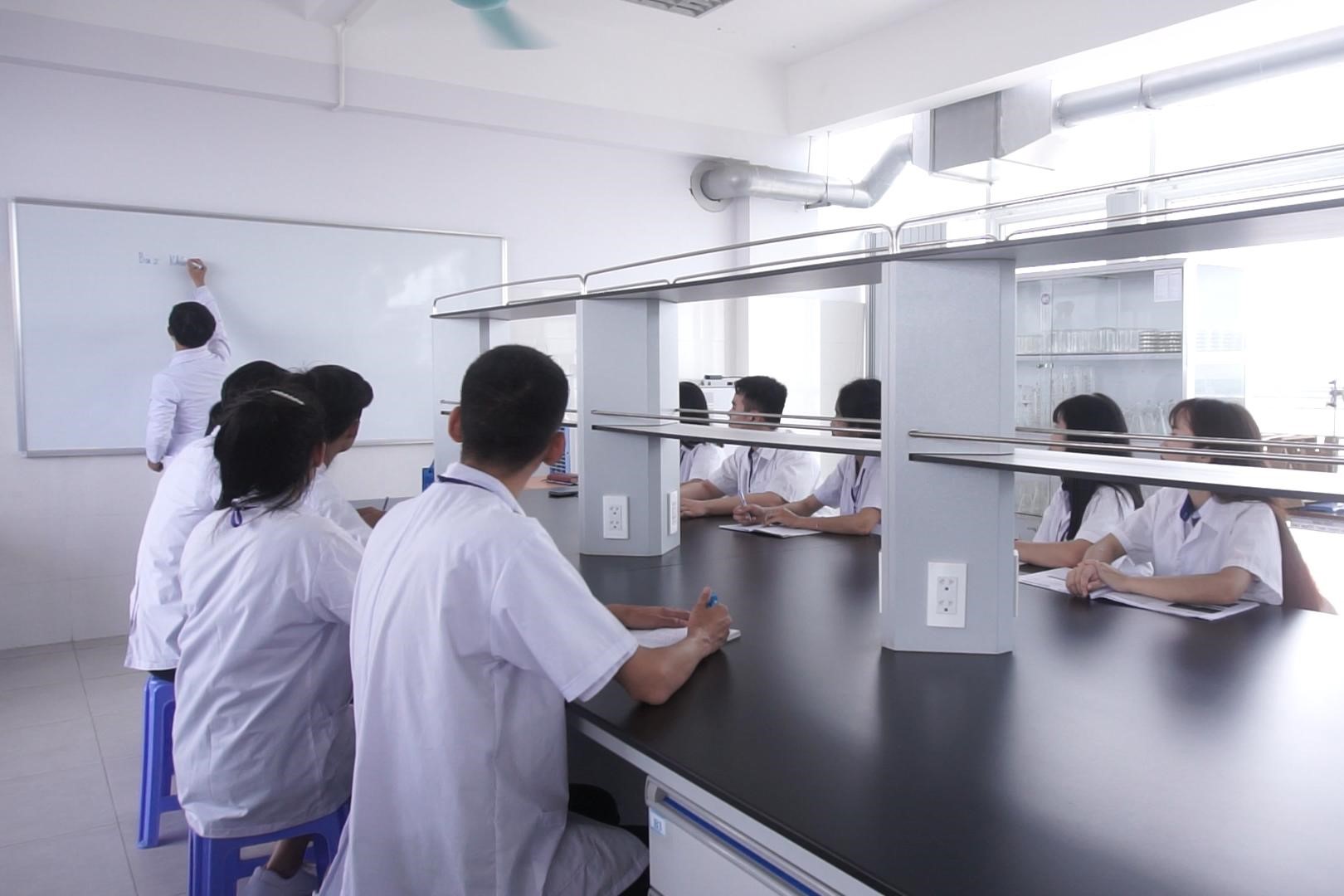 Sinh viên khoa Môi trường – Tài nguyên và Biến đổi khí hậu học thực hành ở đâu?